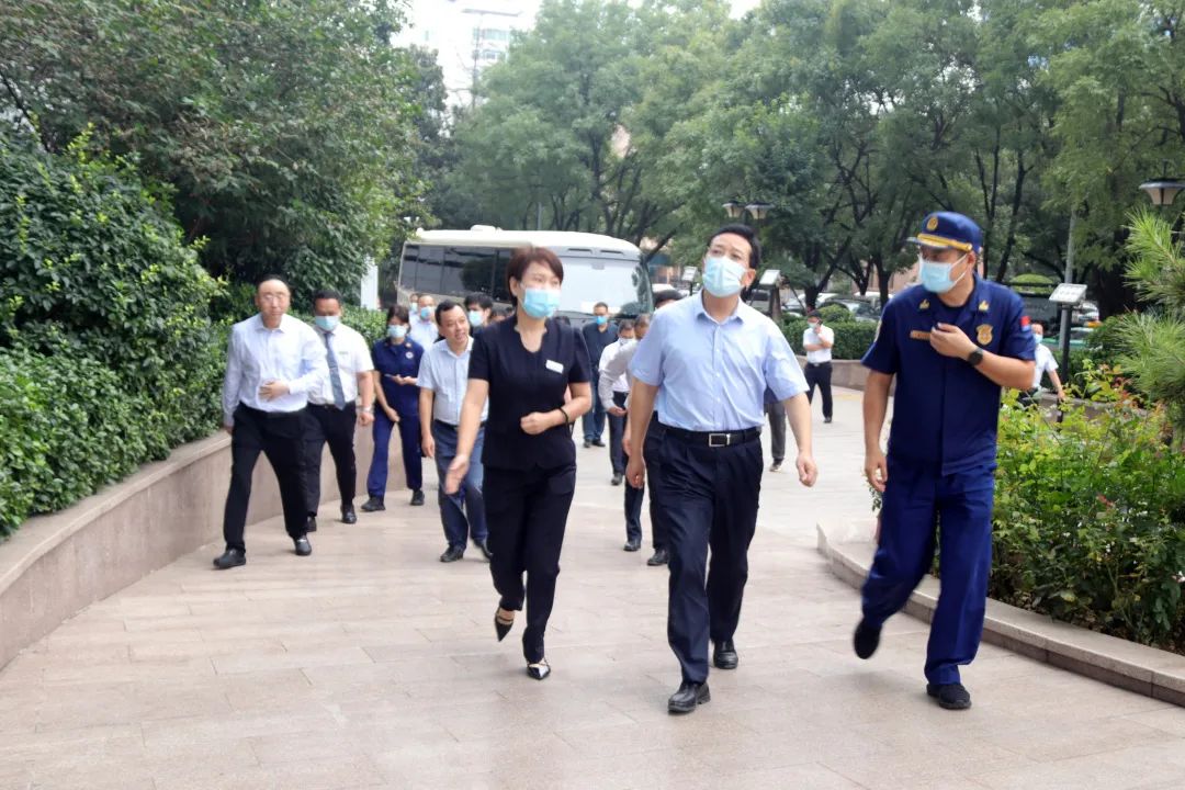 中原區(qū)區(qū)長(zhǎng)李曉雷等一行蒞臨新蒲恒輝廣場(chǎng)開展高層建筑消防安全隱患檢查工作