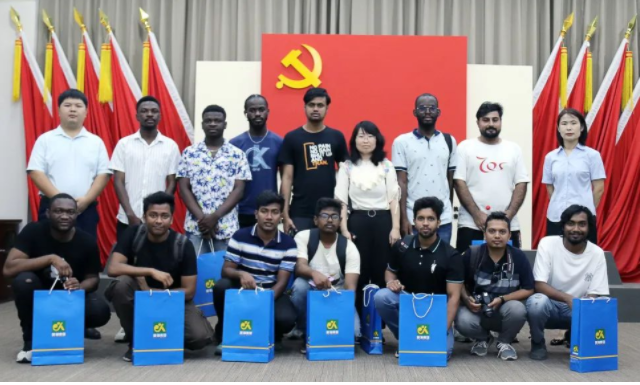鄭州大學(xué)國際學(xué)院土木工程專業(yè)留學(xué)生一行蒞臨新蒲建設(shè)集團參觀交流
