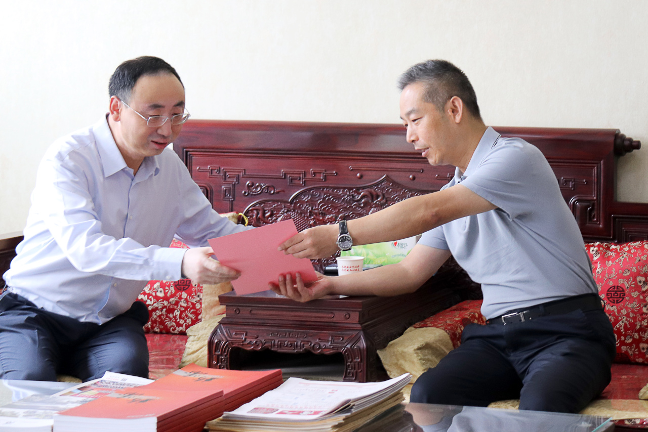 中原區(qū)區(qū)委常委、常務(wù)副區(qū)長劉斌一行蒞臨新蒲建設(shè)集團走訪調(diào)研，并送來感謝信